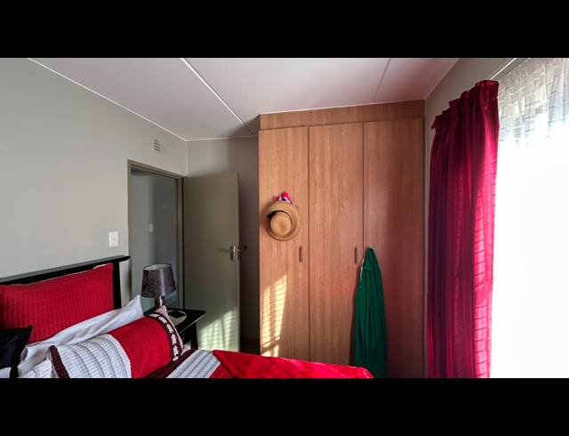 2 BEDROOM FLAT FOR SALE IN OLIFANTSVLEI